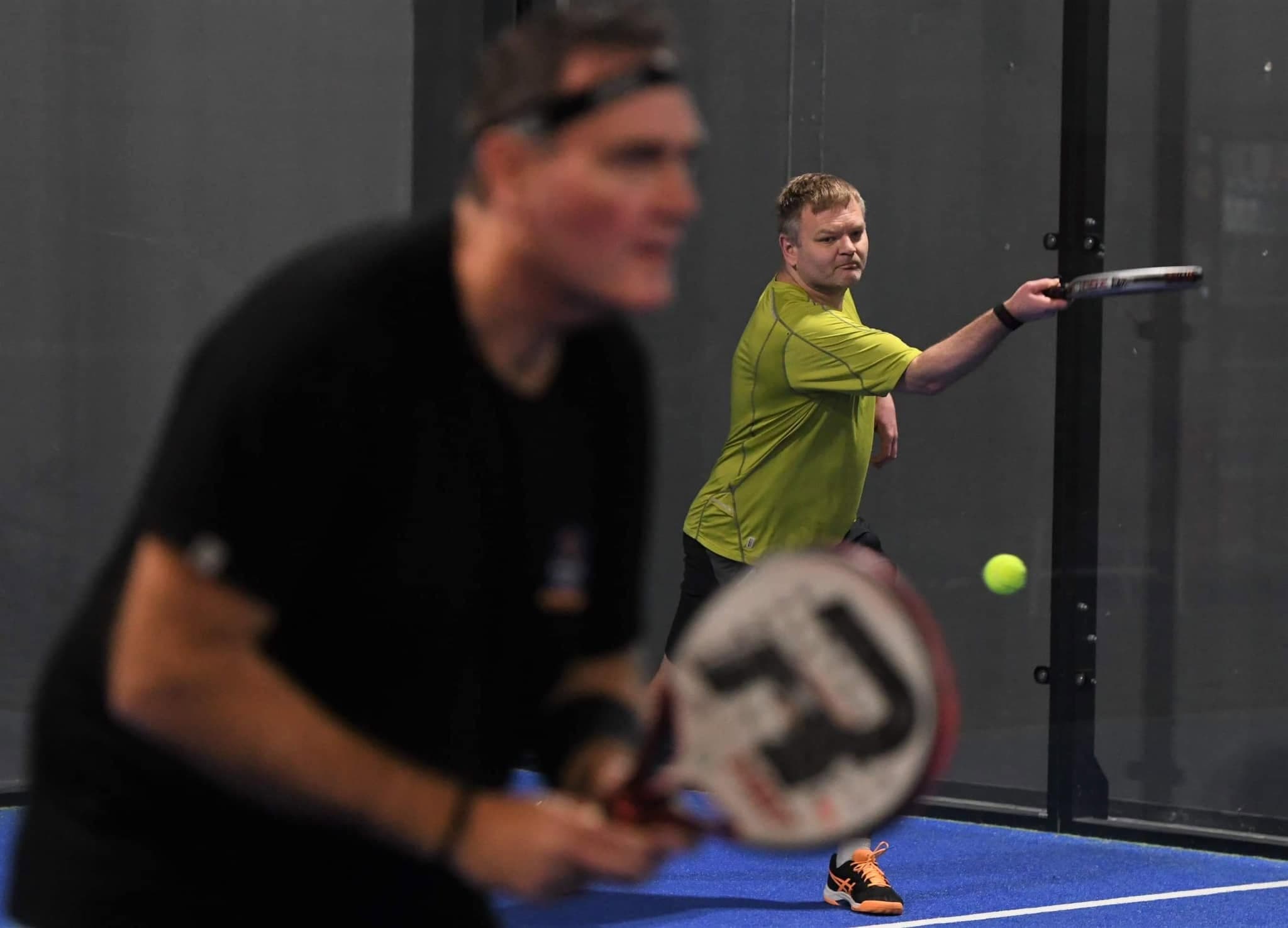 Spillere i aksjon på en bane på Nivå Padelsenter